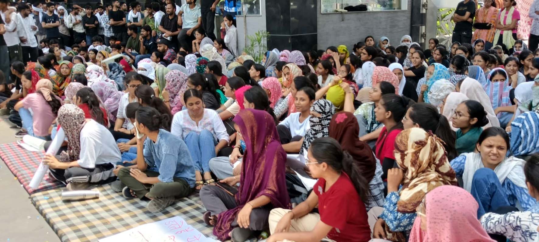 एचएयू के गेट पर सुबह से धरने पर बैठे विद्यार्थी।