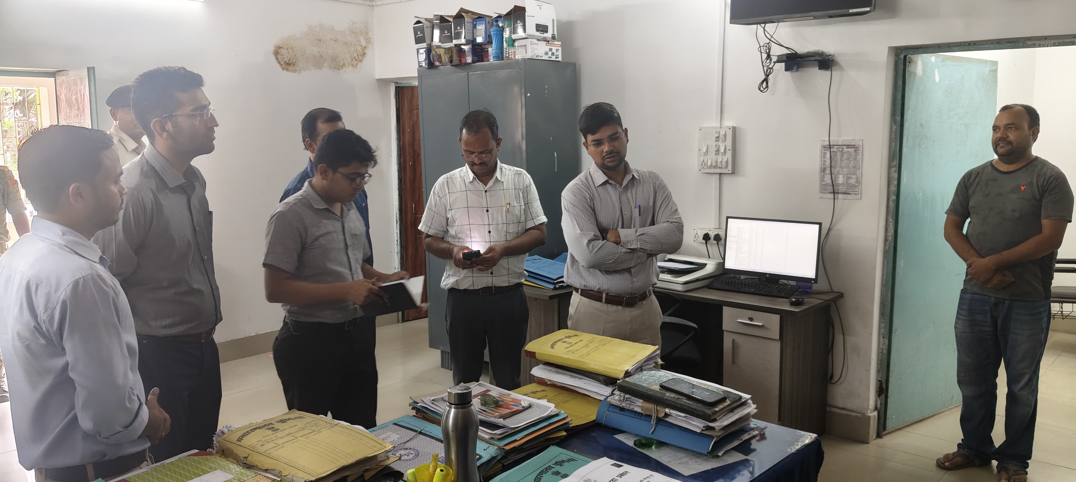 निरीक्षण करते जिलाधिकारी निरीक्षण करते जिलाधिकारी