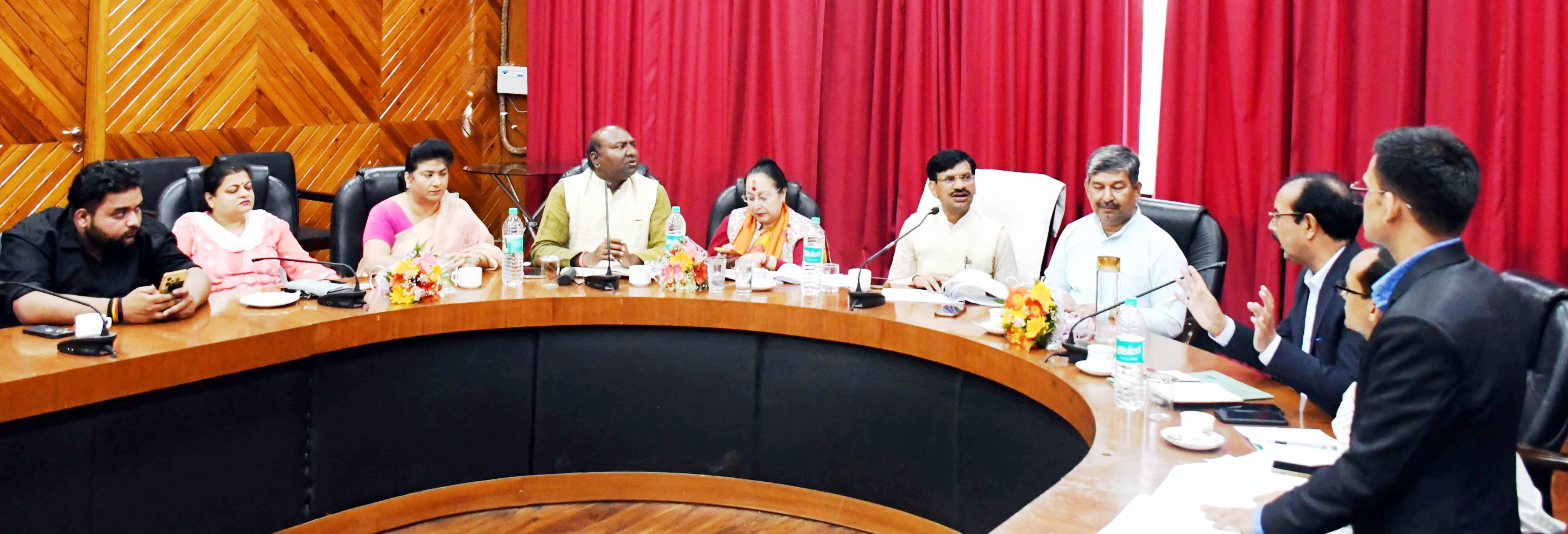 अनुसूचित जाति वर्ग के कल्याण के लिए संचालित योजनाओं की समीक्षा करते आयोग के सदस्य मुकेश कुमार। अनुसूचित जाति वर्ग के कल्याण के लिए संचालित योजनाओं की समीक्षा करते आयोग के सदस्य मुकेश कुमार।