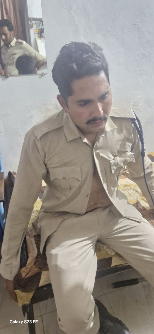 दमोह-आरक्षक को जिन्दा जलाने का प्रयास भागकर बचाई जान दमोह-आरक्षक को जिन्दा जलाने का प्रयास भागकर बचाई जान