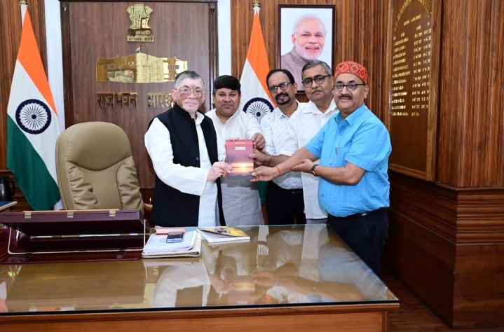 राज्यपाल से मुलाकात कर सम्मानित करते हिंदी साहित्य भारती के प्रतिनिधिमंडल सदस्य राज्यपाल से मुलाकात कर सम्मानित करते हिंदी साहित्य भारती के प्रतिनिधिमंडल सदस्य