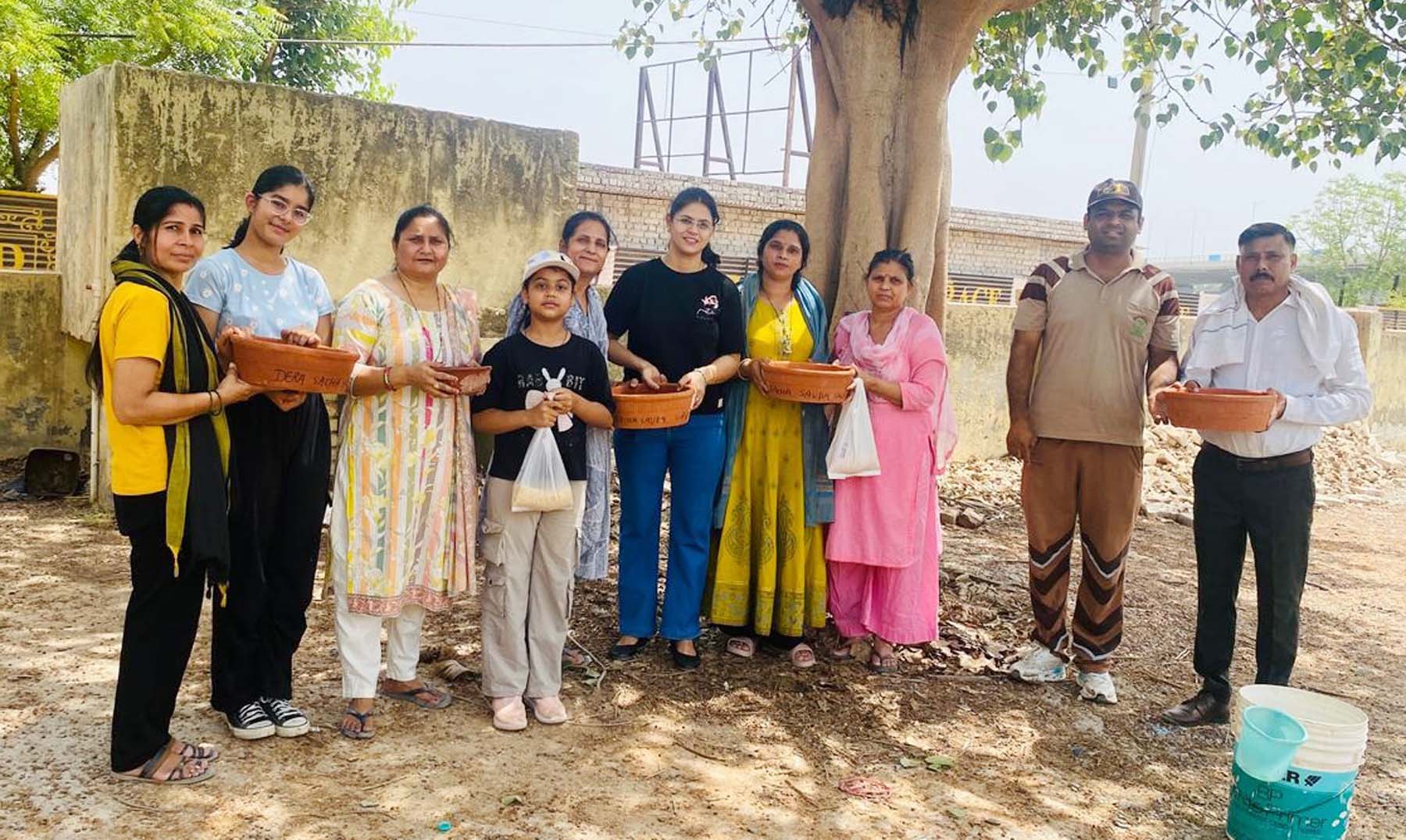 गुरुग्राम में पक्षियों के लिए दाना-पानी के सकोरे रखते डेरा प्रेमी। गुरुग्राम में पक्षियों के लिए दाना-पानी के सकोरे रखते डेरा प्रेमी।