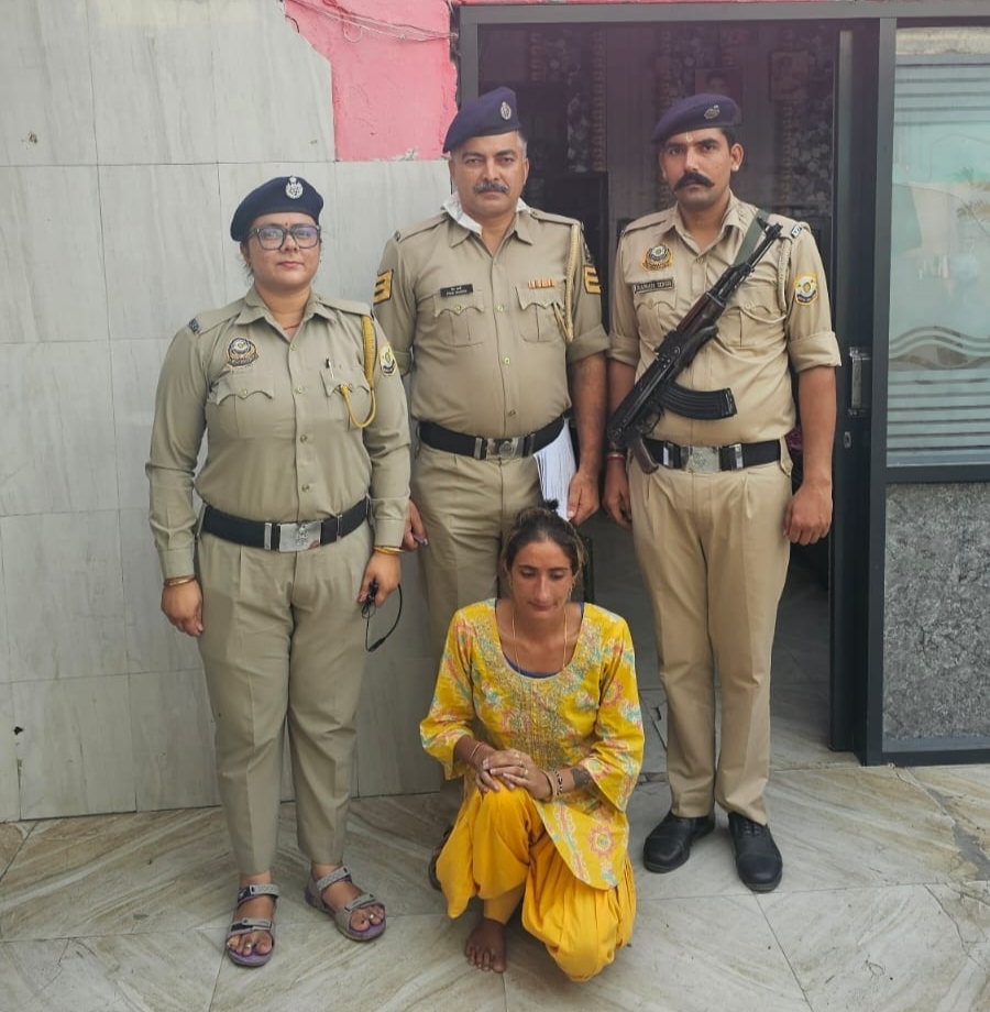 महिला पुलिस टीम के साथ आरोपिता। महिला पुलिस टीम के साथ आरोपिता।