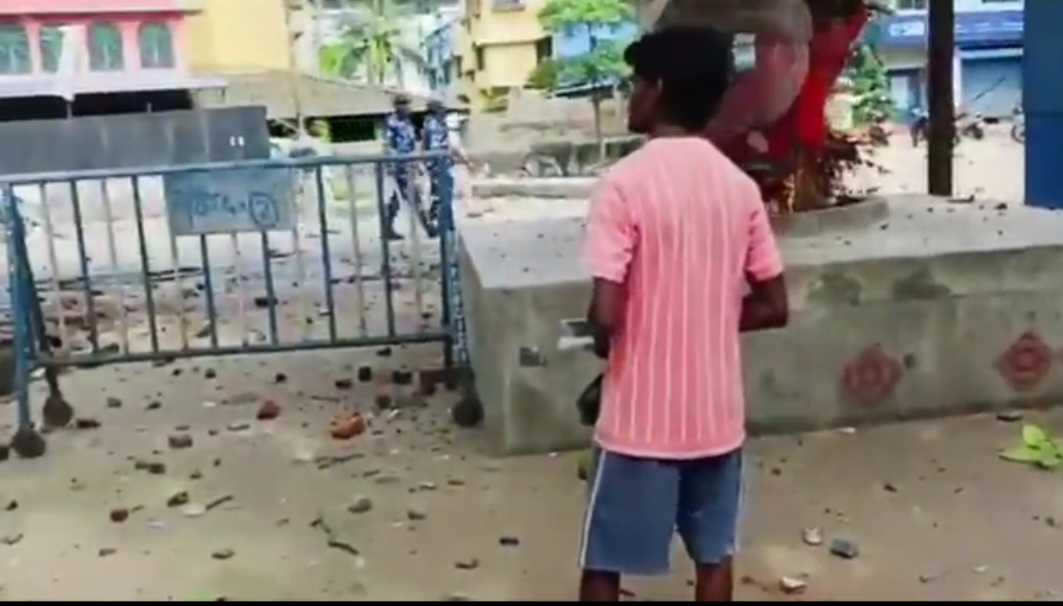 महेशतला में दो समुदायों में झड़प, पुलिस पर पत्थरबाजी कई घायल महेशतला में दो समुदायों में झड़प, पुलिस पर पत्थरबाजी कई घायल