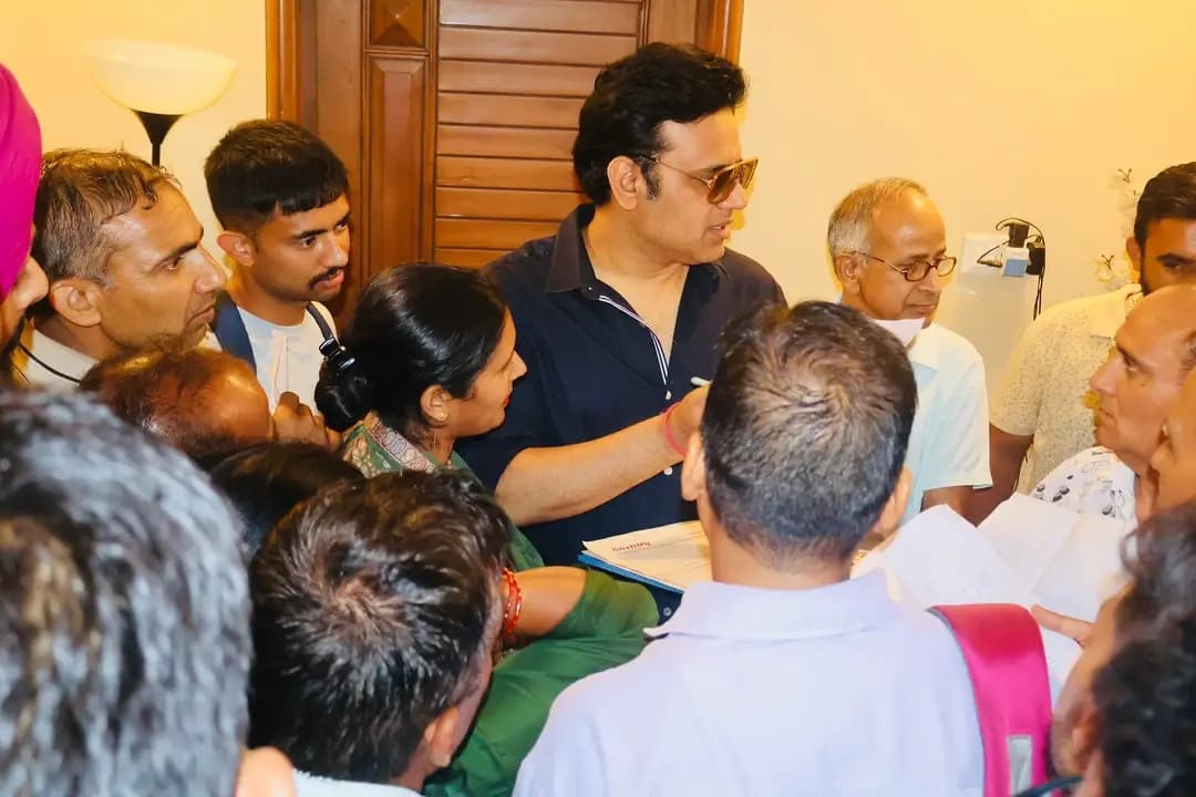 लोगों की समस्याओं को सुनते हुए आरएस बाली। लोगों की समस्याओं को सुनते हुए आरएस बाली।
