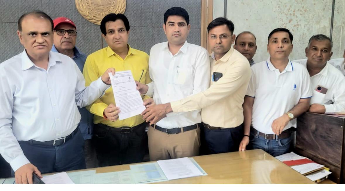 हसला के अधयक्ष व प्रतिनिधि शिक्षा निदेशक से मुलाकात करते हुए हसला के अधयक्ष व प्रतिनिधि शिक्षा निदेशक से मुलाकात करते हुए