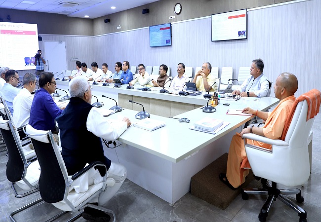 कानपुर मथुरा के विकास को लेकर बैठक करते मुख्यमंत्री योगी कानपुर मथुरा के विकास को लेकर बैठक करते मुख्यमंत्री योगी