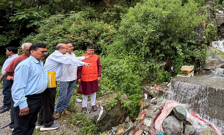 गोपेश्वर में जल निकासी के लिए बने नालों का निरीक्षण करते हुए उपाध्यक्ष कंडवाल। गोपेश्वर में जल निकासी के लिए बने नालों का निरीक्षण करते हुए उपाध्यक्ष कंडवाल।