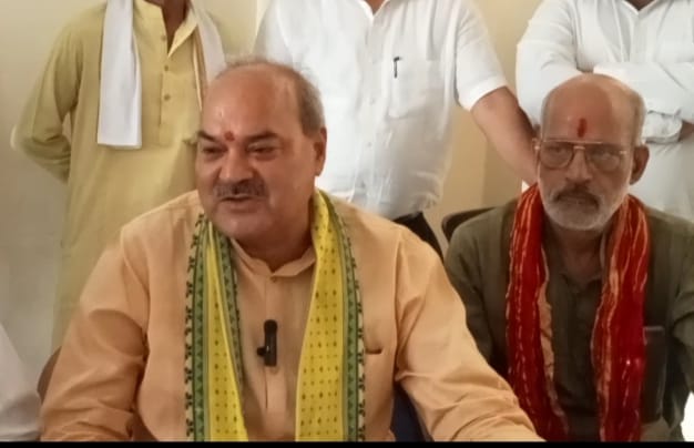 प्रेस वार्ता को संबोधित करते हुए विधायक लक्ष्मण सिंह यादव। प्रेस वार्ता को संबोधित करते हुए विधायक लक्ष्मण सिंह यादव।