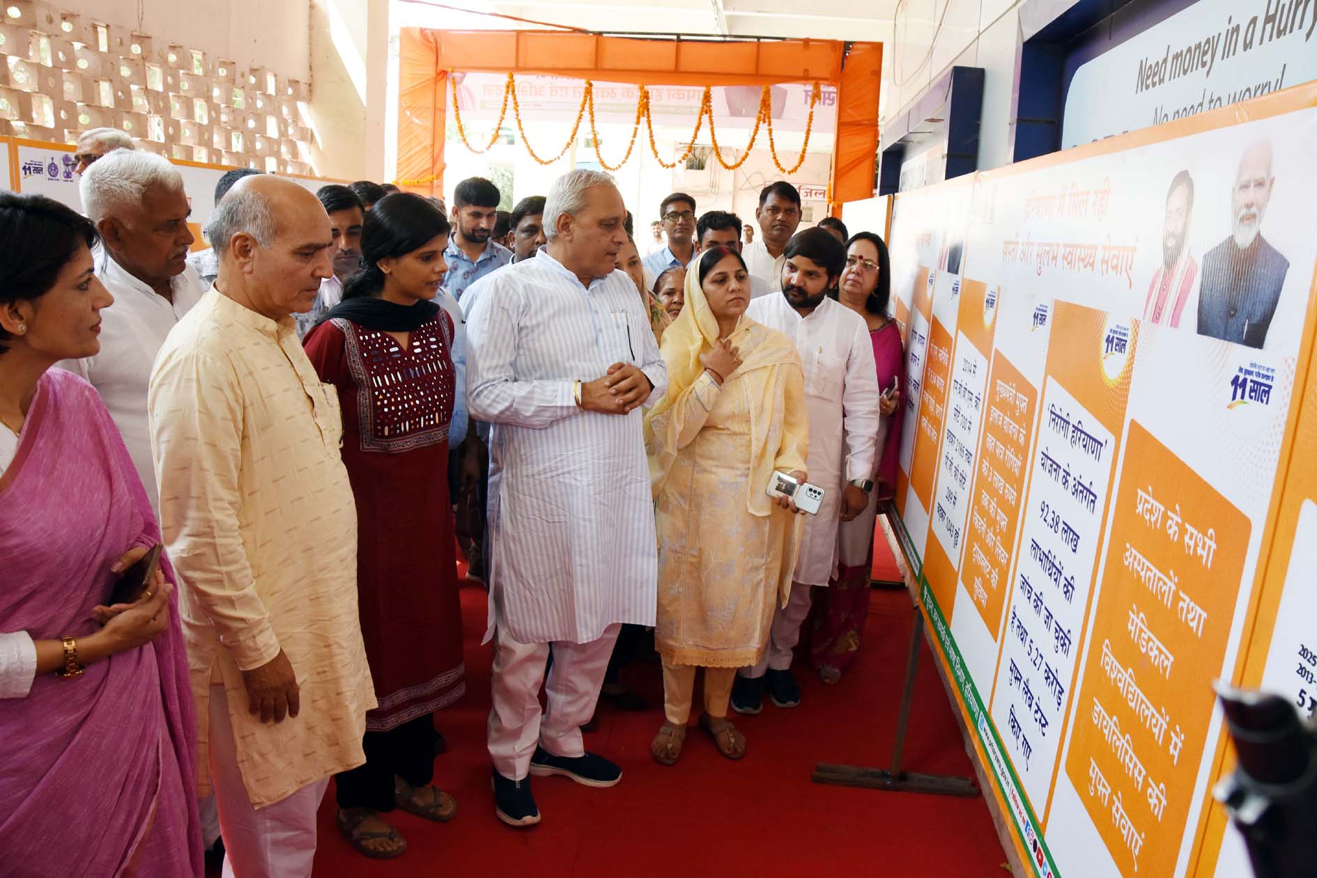 प्रदर्शनी का अवलोकन करते कैबिनेट मंत्री रणबीर सिंह गंगवा। प्रदर्शनी का अवलोकन करते कैबिनेट मंत्री रणबीर सिंह गंगवा।