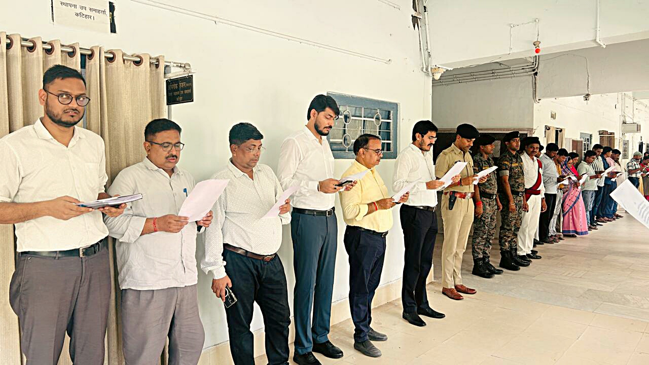 शपथ लेते हुए अधिकारी व कर्मी शपथ लेते हुए अधिकारी व कर्मी