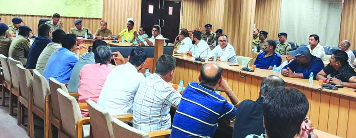 परिचर्चा के दौरान पुलिस अधिकारी व व्यापारी परिचर्चा के दौरान पुलिस अधिकारी व व्यापारी