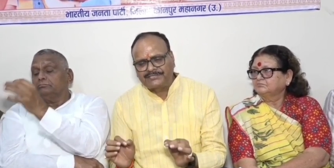 प्रेस वार्ता के दौरान उपमुख्यमंत्री बृजेश पाठक(मध्य मस) महापौर प्रमिला पांडेय (दाएं) कानपुर देहात सांसद देवेंद्र फडणवीस भोले (बाएं) प्रेस वार्ता के दौरान उपमुख्यमंत्री बृजेश पाठक(मध्य मस) महापौर प्रमिला पांडेय (दाएं) कानपुर देहात सांसद देवेंद्र फडणवीस भोले (बाएं)