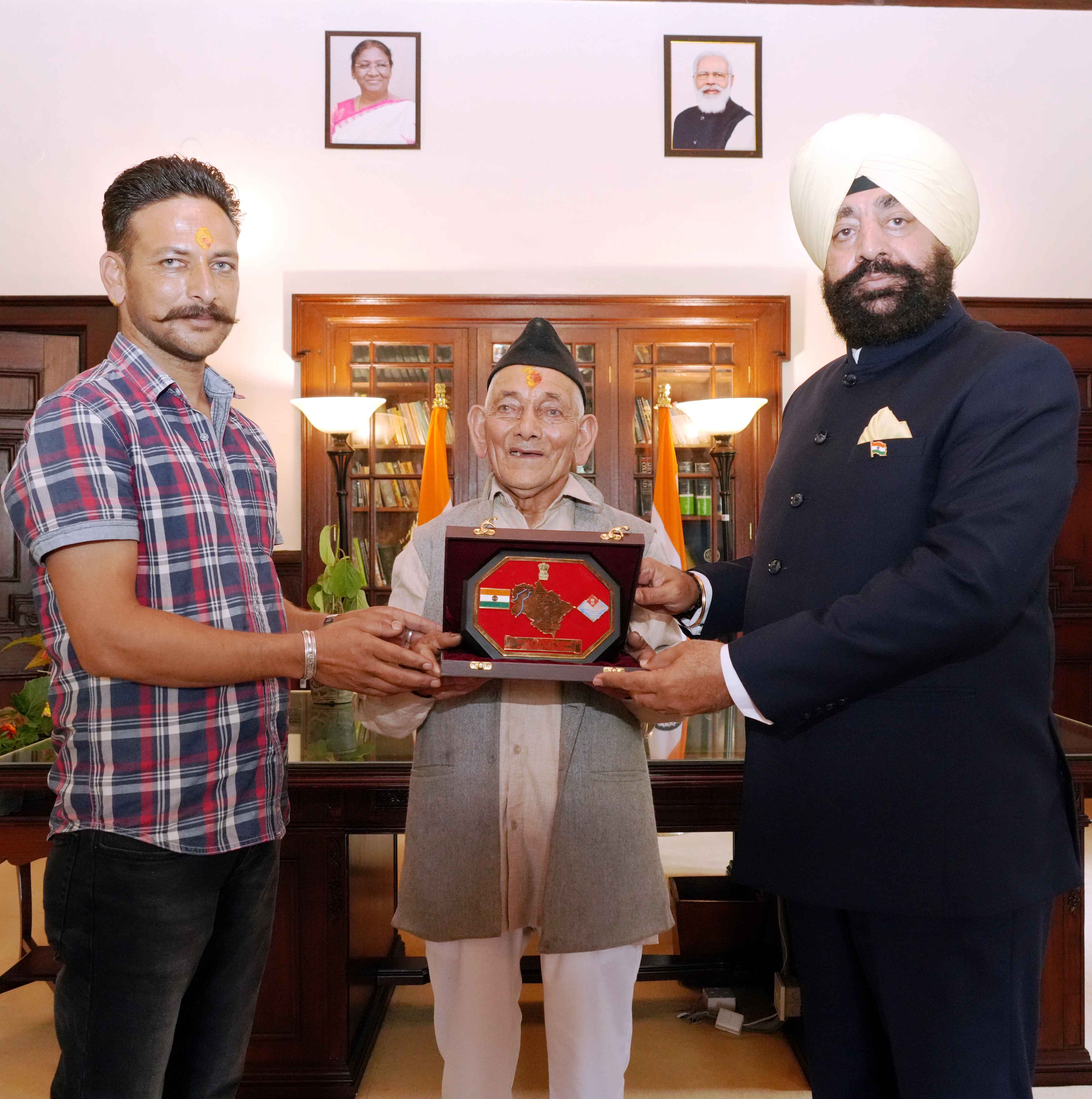कीवी मैन सगत सिंह महरा को सम्मानित करते राज्यपाल। कीवी मैन सगत सिंह महरा को सम्मानित करते राज्यपाल।