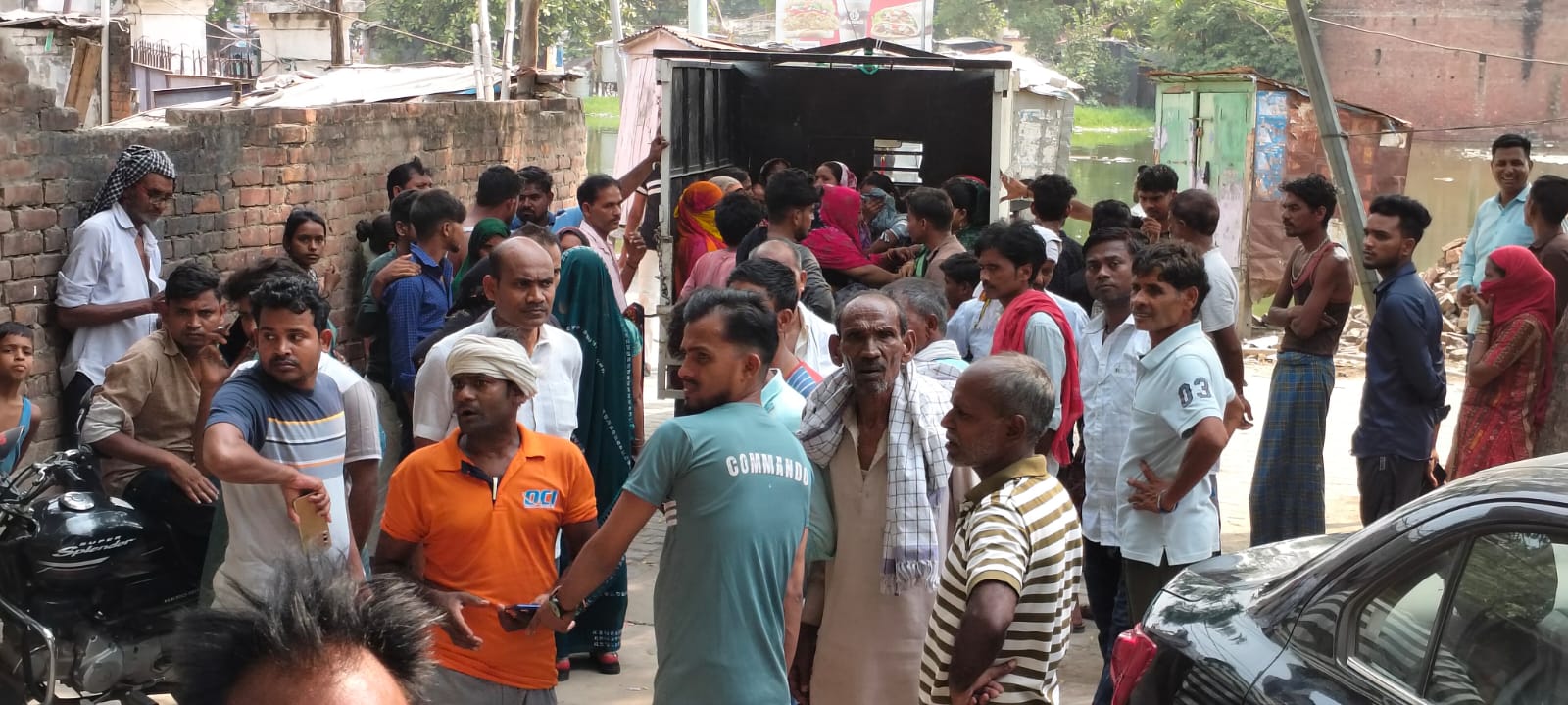 रोते बिलखते परिजन रोते बिलखते परिजन