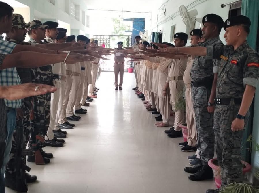 अररिया फोटो:पुलिसकर्मी शपथ लेते अररिया फोटो:पुलिसकर्मी शपथ लेते