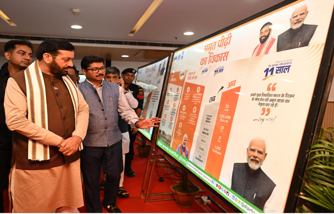 हरियाणा के मुख्यमंत्री नायब सैनी पंचकूला में प्रदर्शनी का अवलोकन करते हुए हरियाणा के मुख्यमंत्री नायब सैनी पंचकूला में प्रदर्शनी का अवलोकन करते हुए