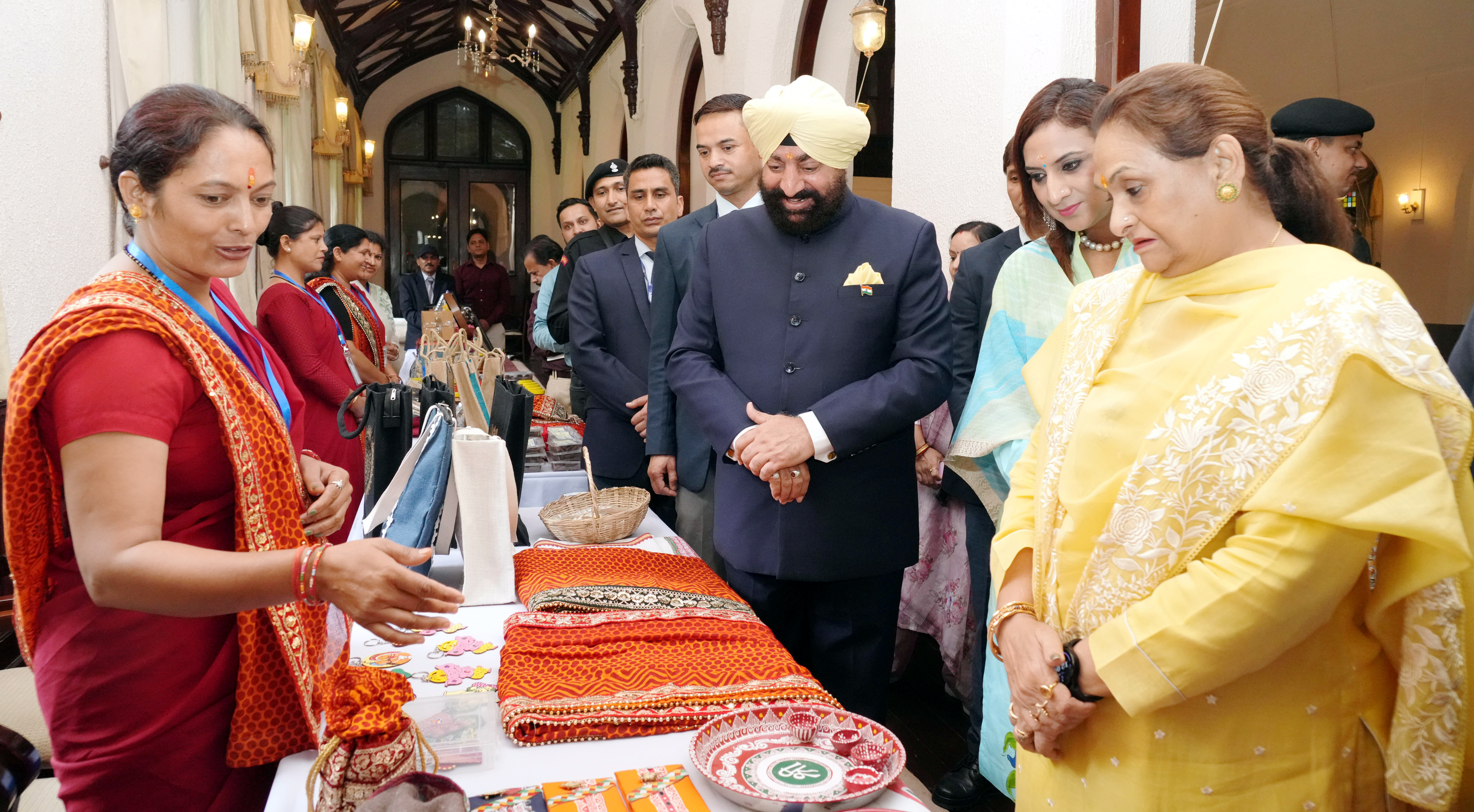 महिला समूहों द्वारा निर्मित उत्पादों की प्रदर्शनी का अवलोकन करते राज्यपाल। महिला समूहों द्वारा निर्मित उत्पादों की प्रदर्शनी का अवलोकन करते राज्यपाल।