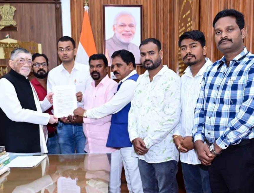 राज्यपाल से मुलाकात करते समिति के सदस्य राज्यपाल से मुलाकात करते समिति के सदस्य