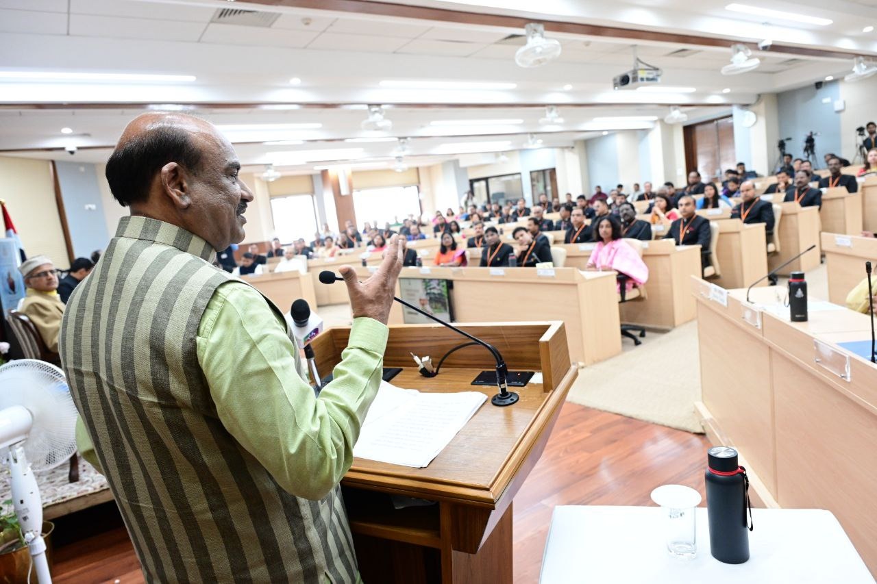 प्रशिक्षण समापन समारोह में बाेलते हुए लोक सभा अध्यक्ष ओम बिरला । प्रशिक्षण समापन समारोह में बाेलते हुए लोक सभा अध्यक्ष ओम बिरला ।