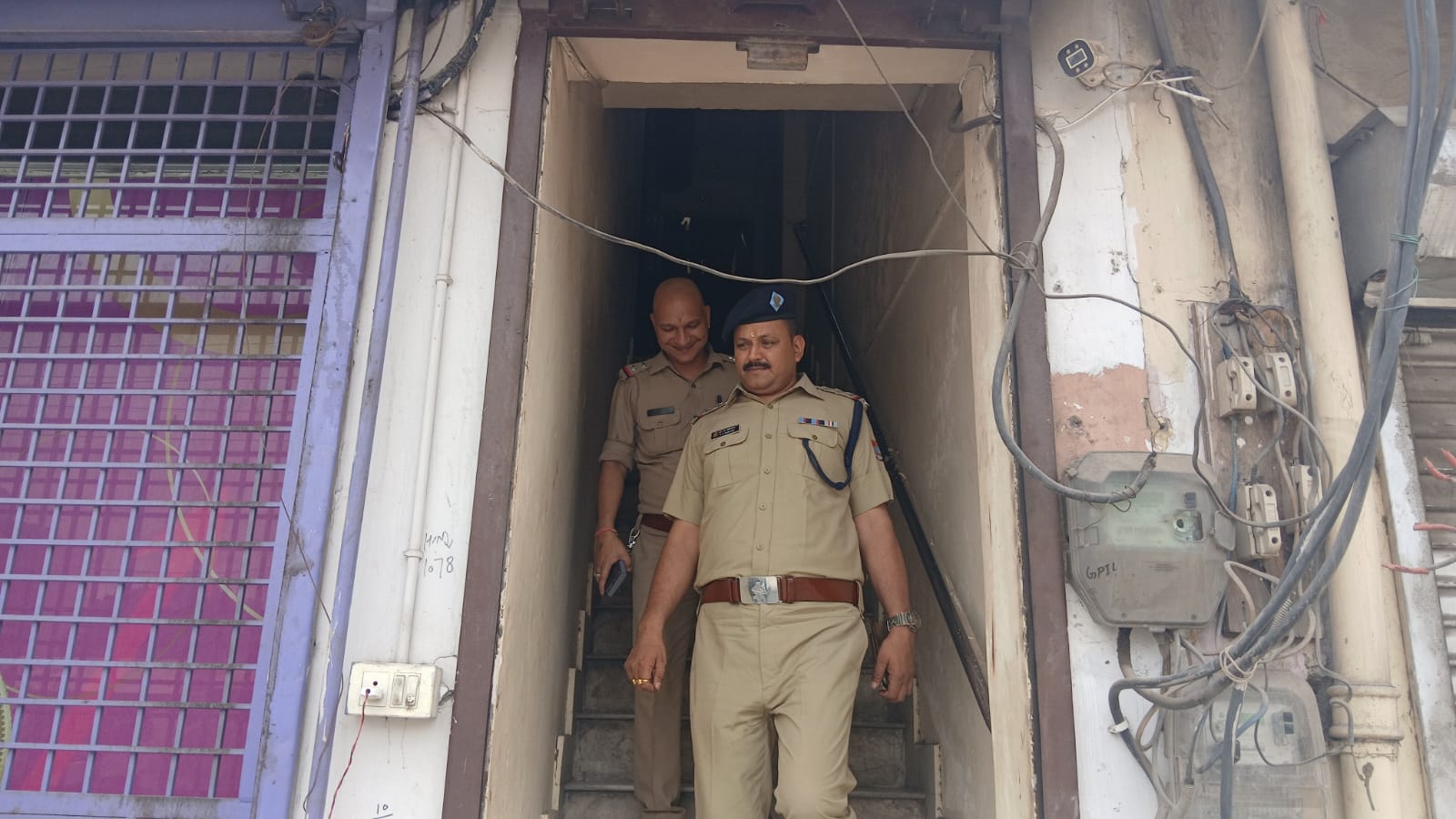 स्पा सेंटर में छापेमारी के बाद बाहर आते हुए गंगनहर कोतवाली के अधिकारी, मामले की जांच में जुटी पुलिस। स्पा सेंटर में छापेमारी के बाद बाहर आते हुए गंगनहर कोतवाली के अधिकारी, मामले की जांच में जुटी पुलिस।
