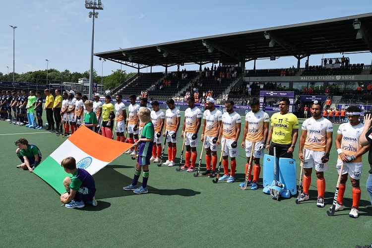 खिलाड़ियों ने एयर इंडिया विमान हादसे के पीड़ितों को श्रद्धांजलि खिलाड़ियों ने एयर इंडिया विमान हादसे के पीड़ितों को श्रद्धांजलि