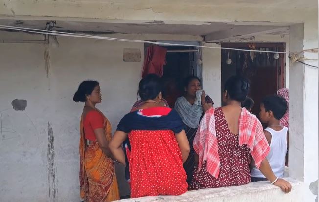 रोते बिलखते मृतक युवक का परिवार रोते बिलखते मृतक युवक का परिवार