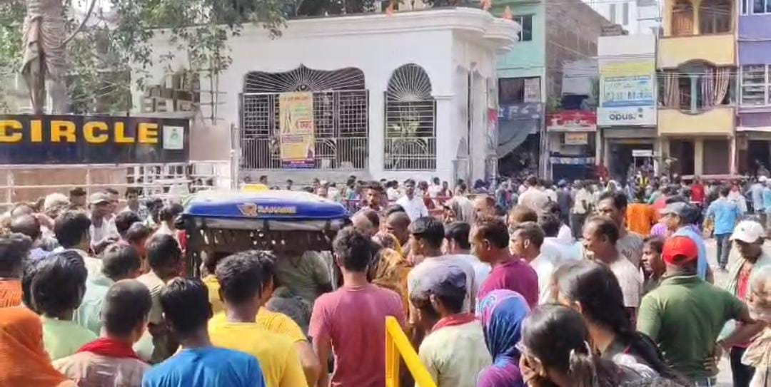 मौके पर लोगों की भीड़ मौके पर लोगों की भीड़