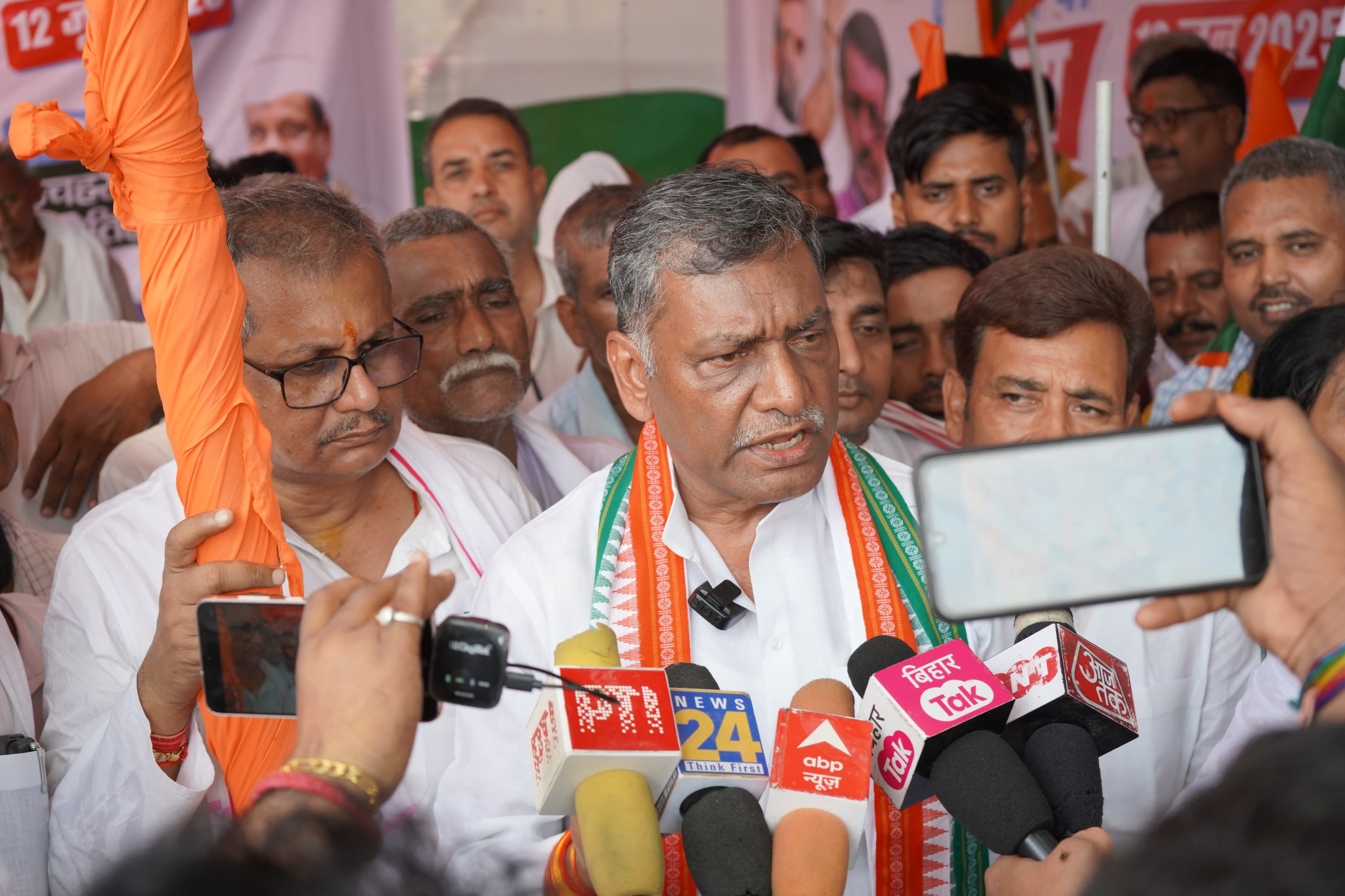 प्रदर्शन के दौरान मीडिया को संबोधित करते सांसद अखिलेश सिंह प्रदर्शन के दौरान मीडिया को संबोधित करते सांसद अखिलेश सिंह