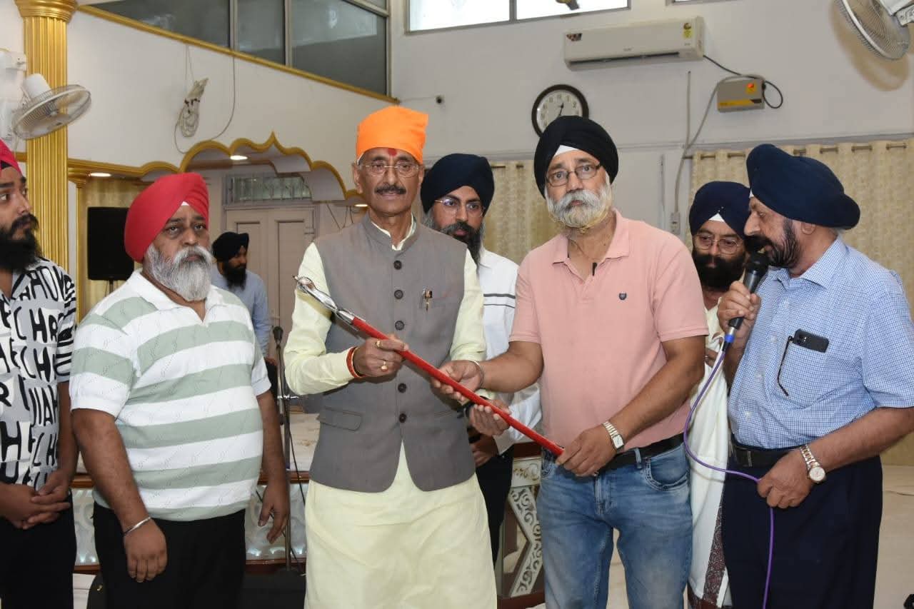 गुरुद्वारा प्रबंध कमेटी ने केंद्रीय रक्षा राज्य मंत्री का किया स्वागत गुरुद्वारा प्रबंध कमेटी ने केंद्रीय रक्षा राज्य मंत्री का किया स्वागत