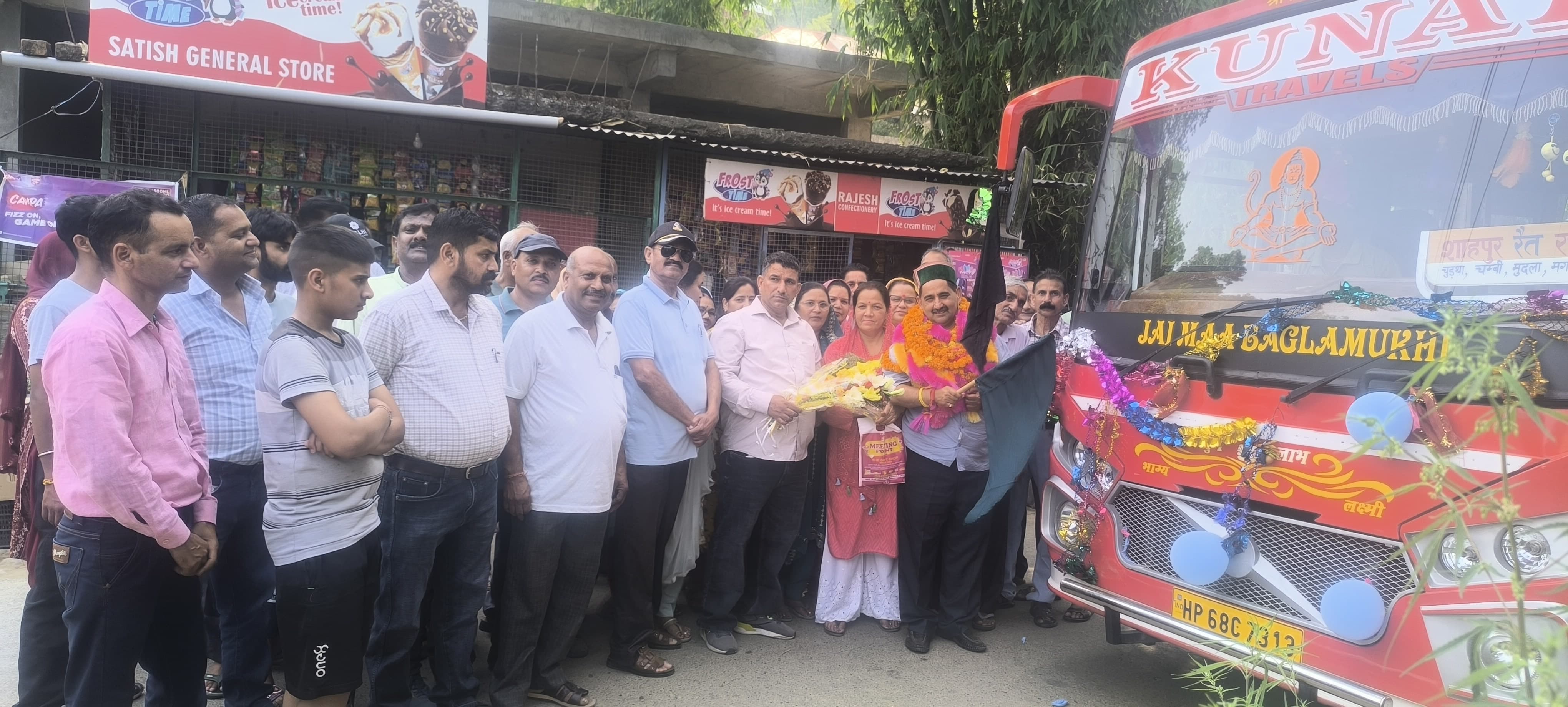 बस को झंडी दिखाकर रवाना करते हुए उपमुख्य सचेतक। बस को झंडी दिखाकर रवाना करते हुए उपमुख्य सचेतक।