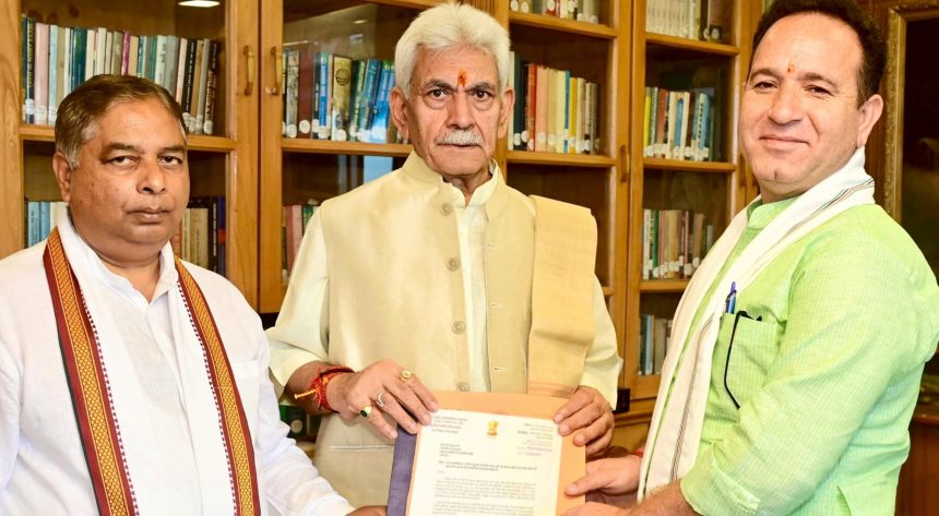 विपक्ष के नेता सुनील शर्मा ने उपराज्यपाल मनोज सिन्हा से मुलाकात की विपक्ष के नेता सुनील शर्मा ने उपराज्यपाल मनोज सिन्हा से मुलाकात की