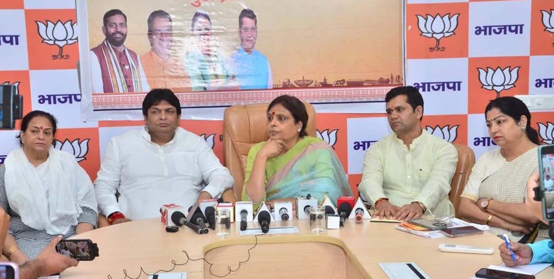 गुरुग्राम भाजपा कार्यालय में पत्रकारों से बात करतीं भाजपा प्रदेश महामंत्री डा. अर्चना गुप्ता। गुरुग्राम भाजपा कार्यालय में पत्रकारों से बात करतीं भाजपा प्रदेश महामंत्री डा. अर्चना गुप्ता।