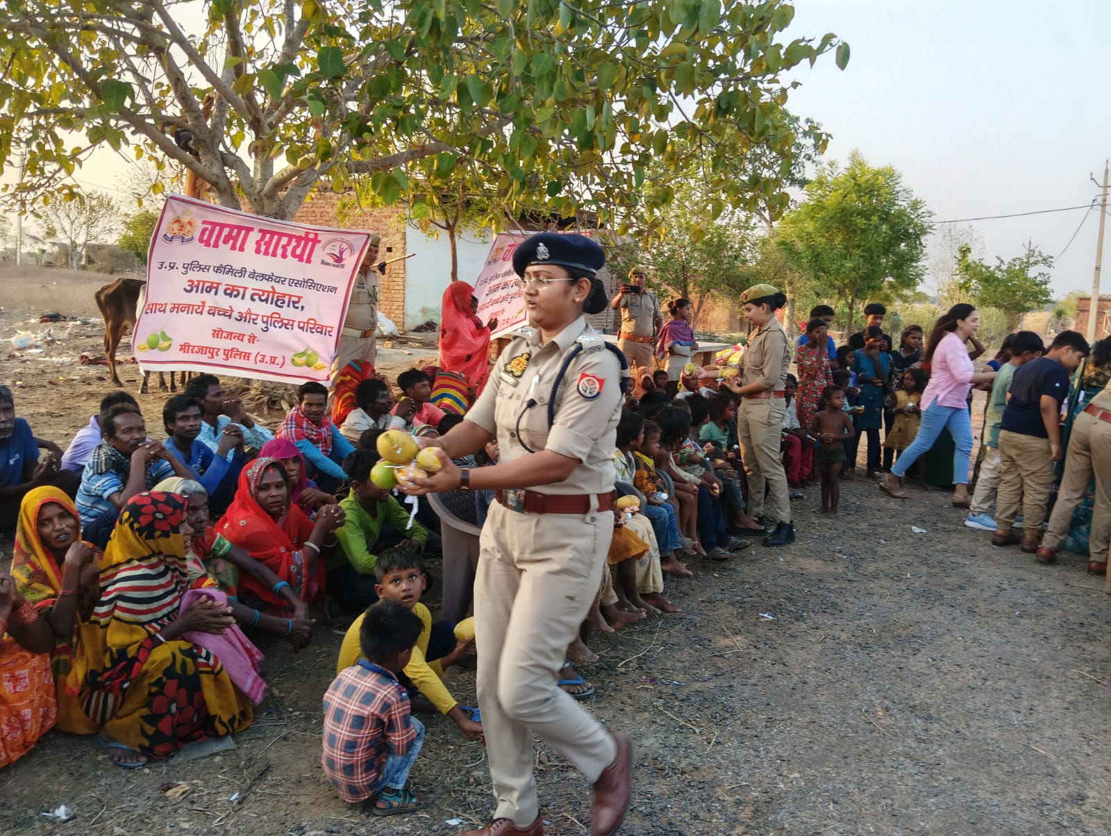 गरीब महिलाओं को फल वितरण करती सीओ मंजूरी राव गरीब महिलाओं को फल वितरण करती सीओ मंजूरी राव