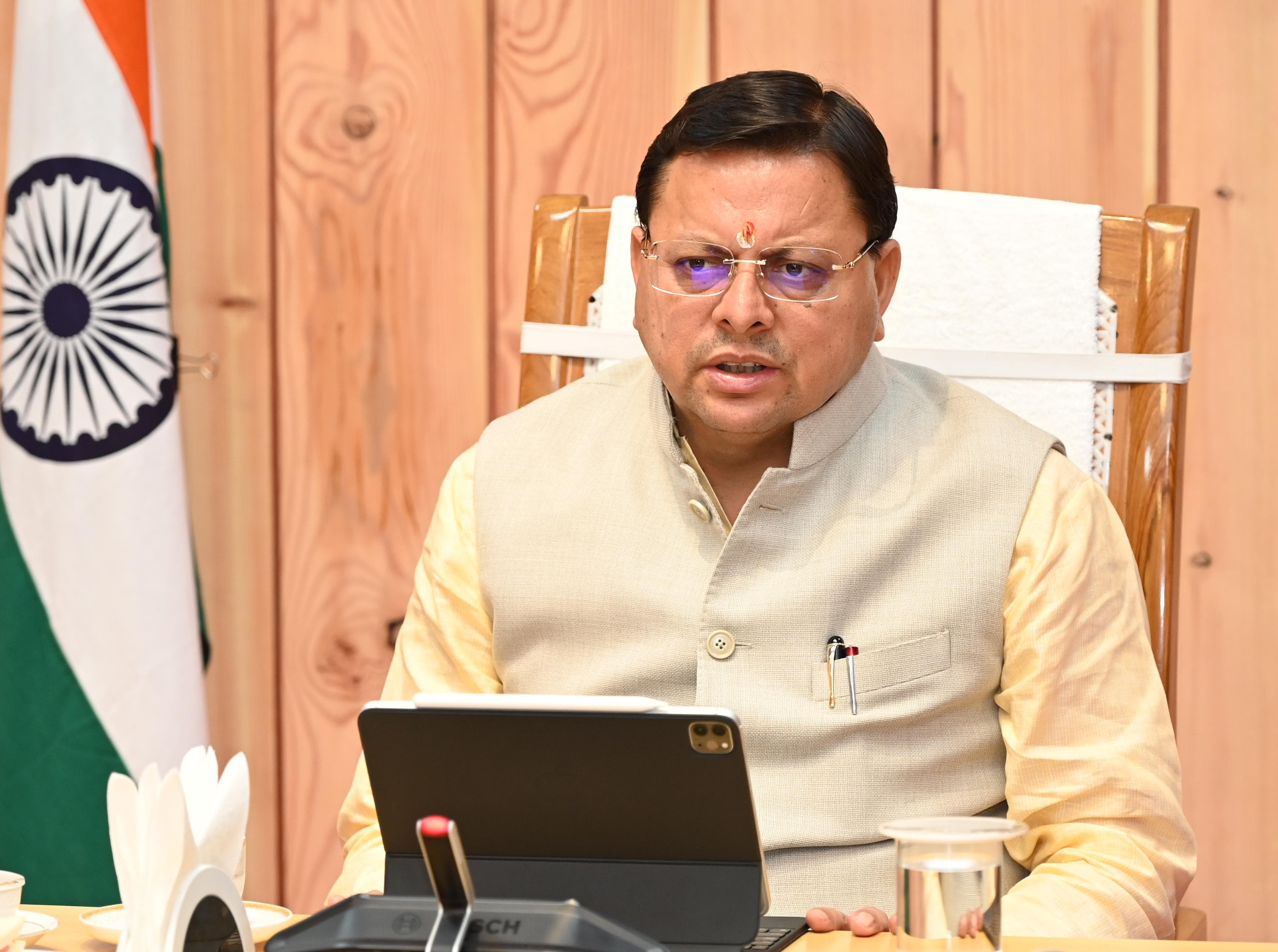 मुख्यमंत्री आवास में मुख्यमंत्री पुष्कर सिंह धामी उच्च स्तरीय बैठक करते। मुख्यमंत्री आवास में मुख्यमंत्री पुष्कर सिंह धामी उच्च स्तरीय बैठक करते।