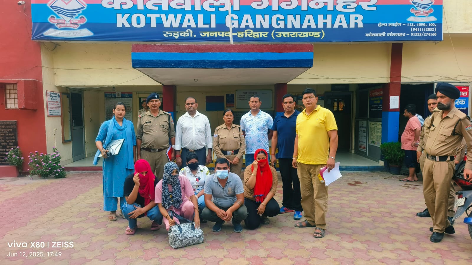 गंगनहर कोतवाली के बाहर गिरफ्तार अभियुक्तों के साथ पुलिस टीम, रुड़की गंगनहर कोतवाली के बाहर गिरफ्तार अभियुक्तों के साथ पुलिस टीम, रुड़की
