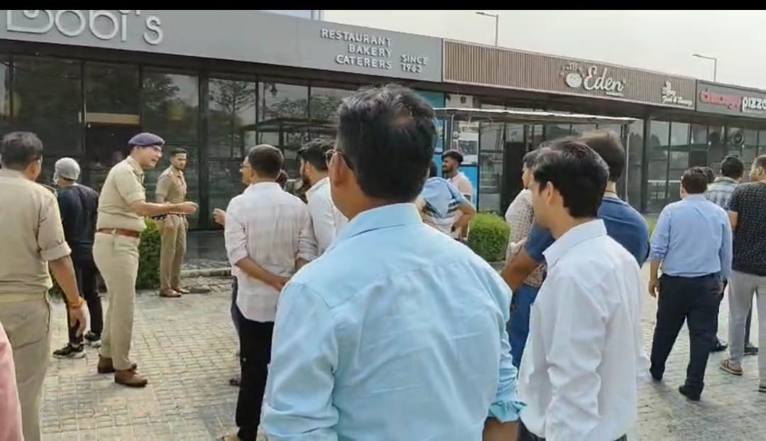 पांच दुकानें जल कर हुई खाक 6 फायर बिग्रेड की गाड़िया कड़ी मस्कत के बाद आग पर पाई काबू* पांच दुकानें जल कर हुई खाक 6 फायर बिग्रेड की गाड़िया कड़ी मस्कत के बाद आग पर पाई काबू*
