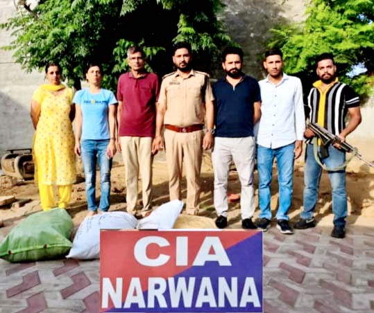 गांजा की खेप के साथ पुलिस अधिकारी। गांजा की खेप के साथ पुलिस अधिकारी।