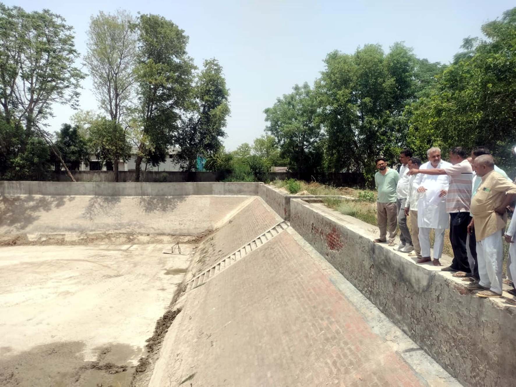 गांव में मौका देखने पहुंचे विधायक रणधीर पनिहार। गांव में मौका देखने पहुंचे विधायक रणधीर पनिहार।