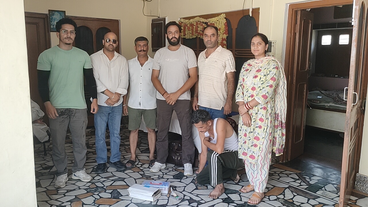 चिट्टे के साथ पकड़ा गया आरोपी पुलिस टीम के साथ। चिट्टे के साथ पकड़ा गया आरोपी पुलिस टीम के साथ।