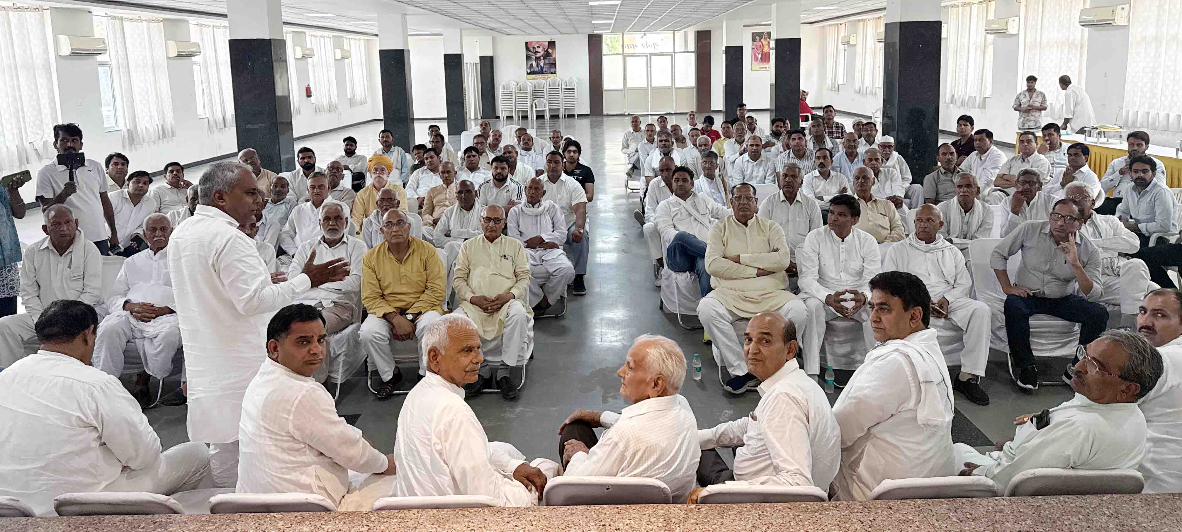 पंचायत में मौजूद गुर्जर समाज के गणमान्य लोग पंचायत में मौजूद गुर्जर समाज के गणमान्य लोग