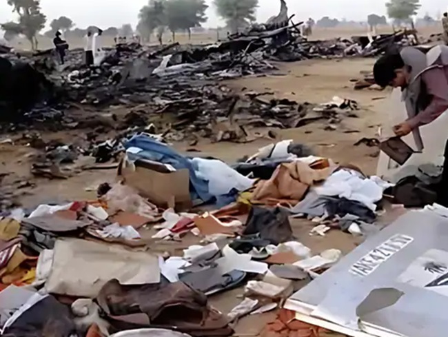 यह फाइल फोटो 12 नवंबर, 1996 को हरियाणा के चरखी दादरी में हुए विमान हादसे की याद दिलाता है। यह फाइल फोटो 12 नवंबर, 1996 को हरियाणा के चरखी दादरी में हुए विमान हादसे की याद दिलाता है।