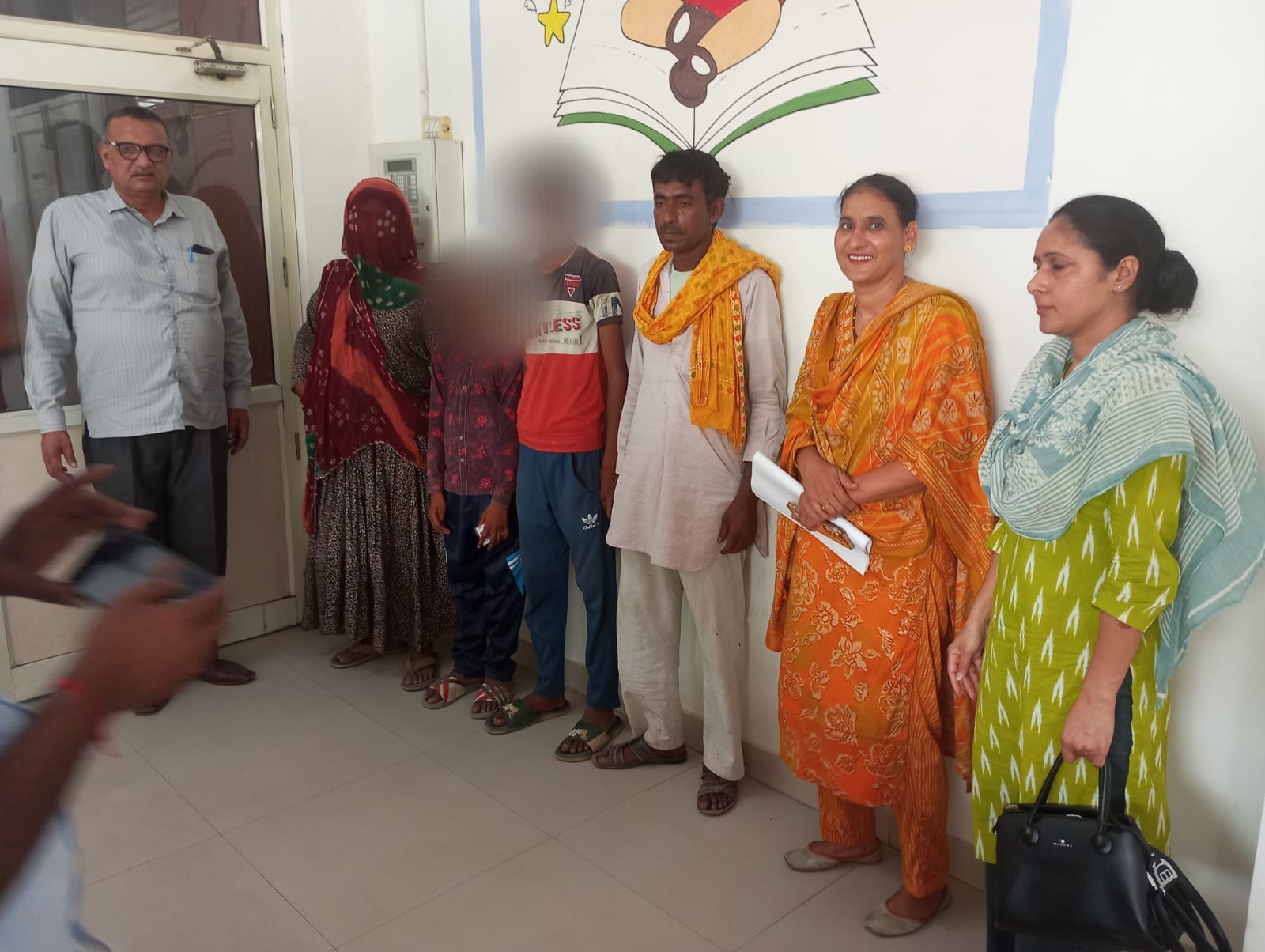 बाल श्रम दिवस पर पकड़े गए बाल श्रमिक टीम के साथ। बाल श्रम दिवस पर पकड़े गए बाल श्रमिक टीम के साथ।