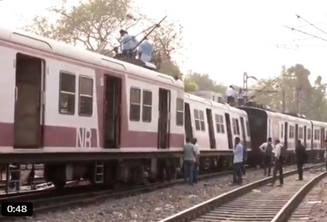 पटरी से उतरी ट्रेन का दृश्य पटरी से उतरी ट्रेन का दृश्य