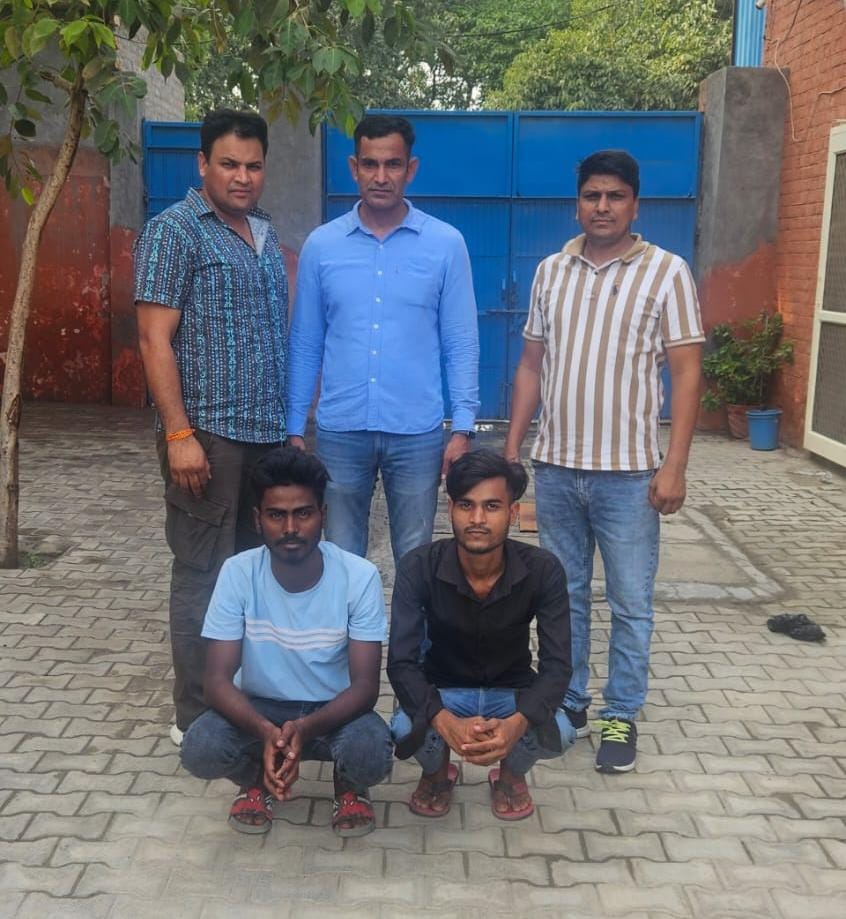 पुलिस गिरफ्त में चोरी करने के आरोपी पुलिस गिरफ्त में चोरी करने के आरोपी