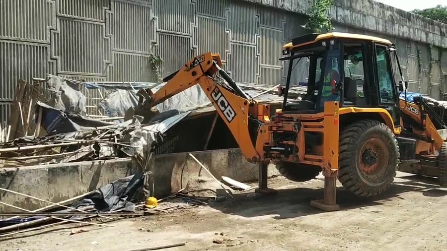 असमः जागीरोड में निर्माणाधीन टाटा प्रोजेक्ट के आसपास से अवैध अतिक्रमण को हटाए जाने का दृश्य। असमः जागीरोड में निर्माणाधीन टाटा प्रोजेक्ट के आसपास से अवैध अतिक्रमण को हटाए जाने का दृश्य।