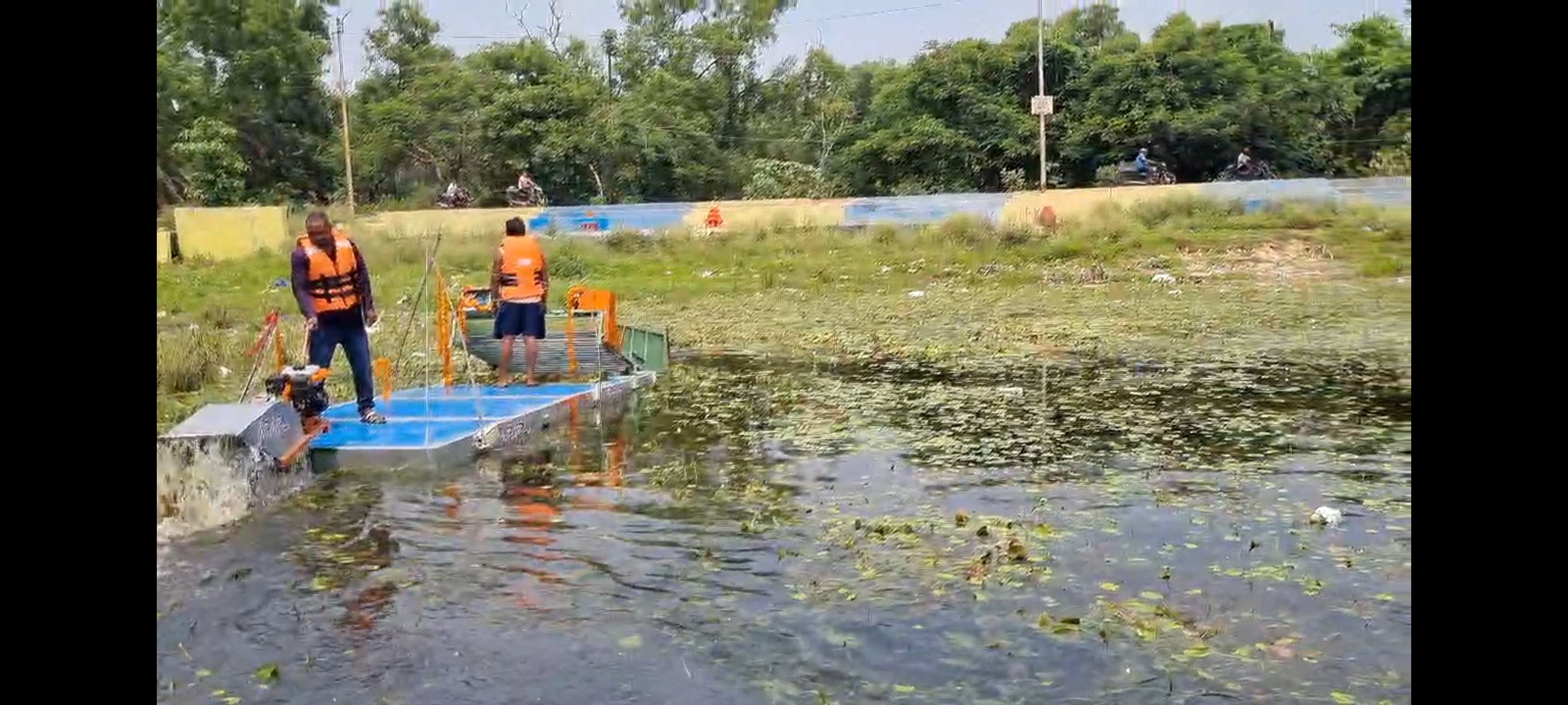 तालाब सफाई करते यंत्र