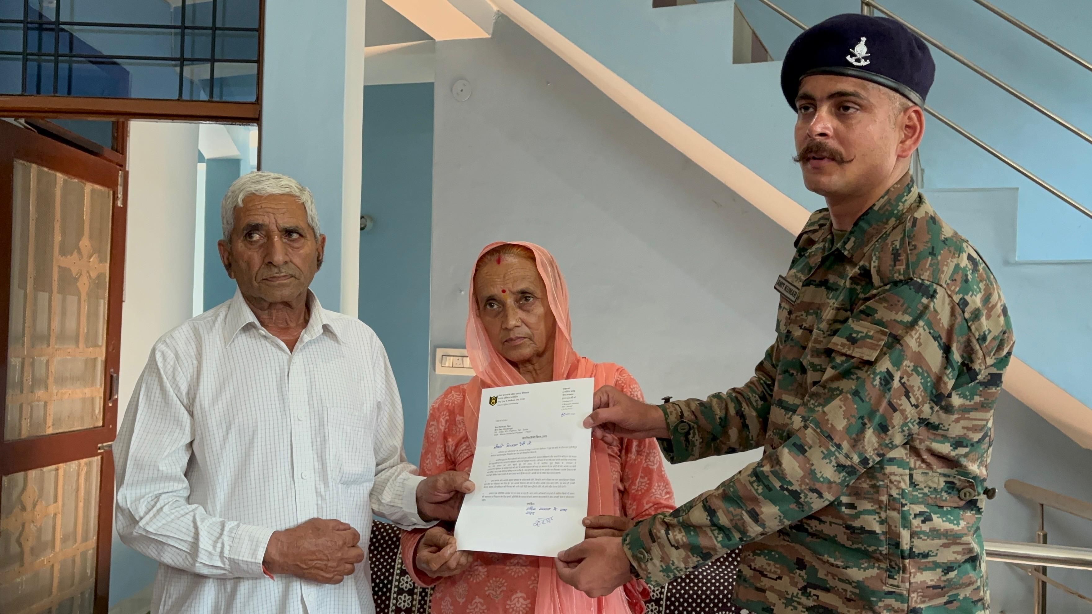 शहीद हीरा सिंह के माता-पिता को स्मृति चिन्ह भेंट करते हुए सेना के अधिकारी। शहीद हीरा सिंह के माता-पिता को स्मृति चिन्ह भेंट करते हुए सेना के अधिकारी।