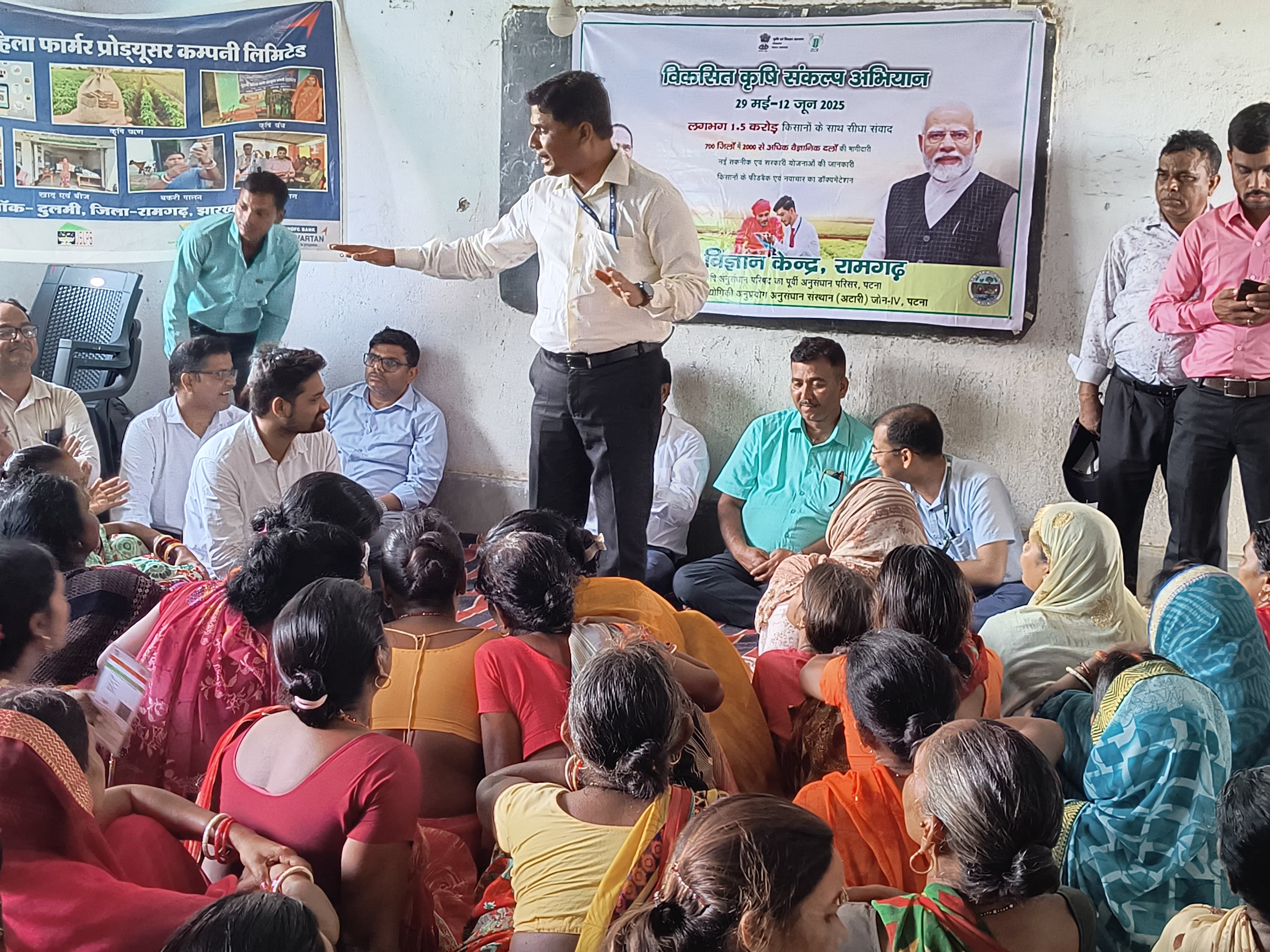 किसानों के साथ बात करते कृषि वैज्ञानिक