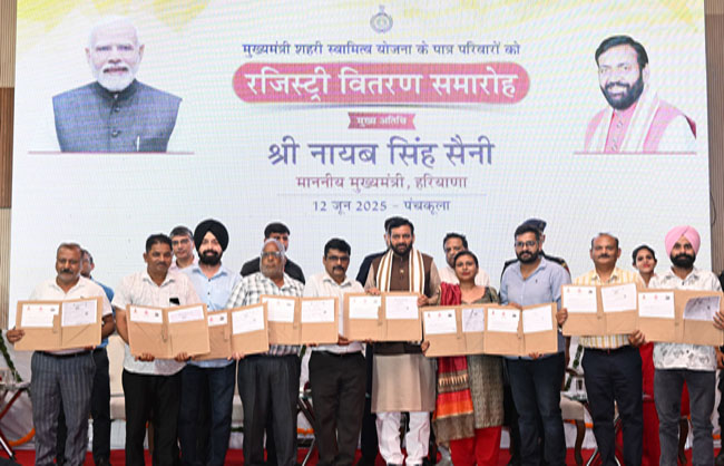 हरियाणा के मुख्यमंत्री शहरी स्वामीत्व योजना के लाभार्थियों को रजिस्ट्री पत्र देते हुए हरियाणा के मुख्यमंत्री शहरी स्वामीत्व योजना के लाभार्थियों को रजिस्ट्री पत्र देते हुए